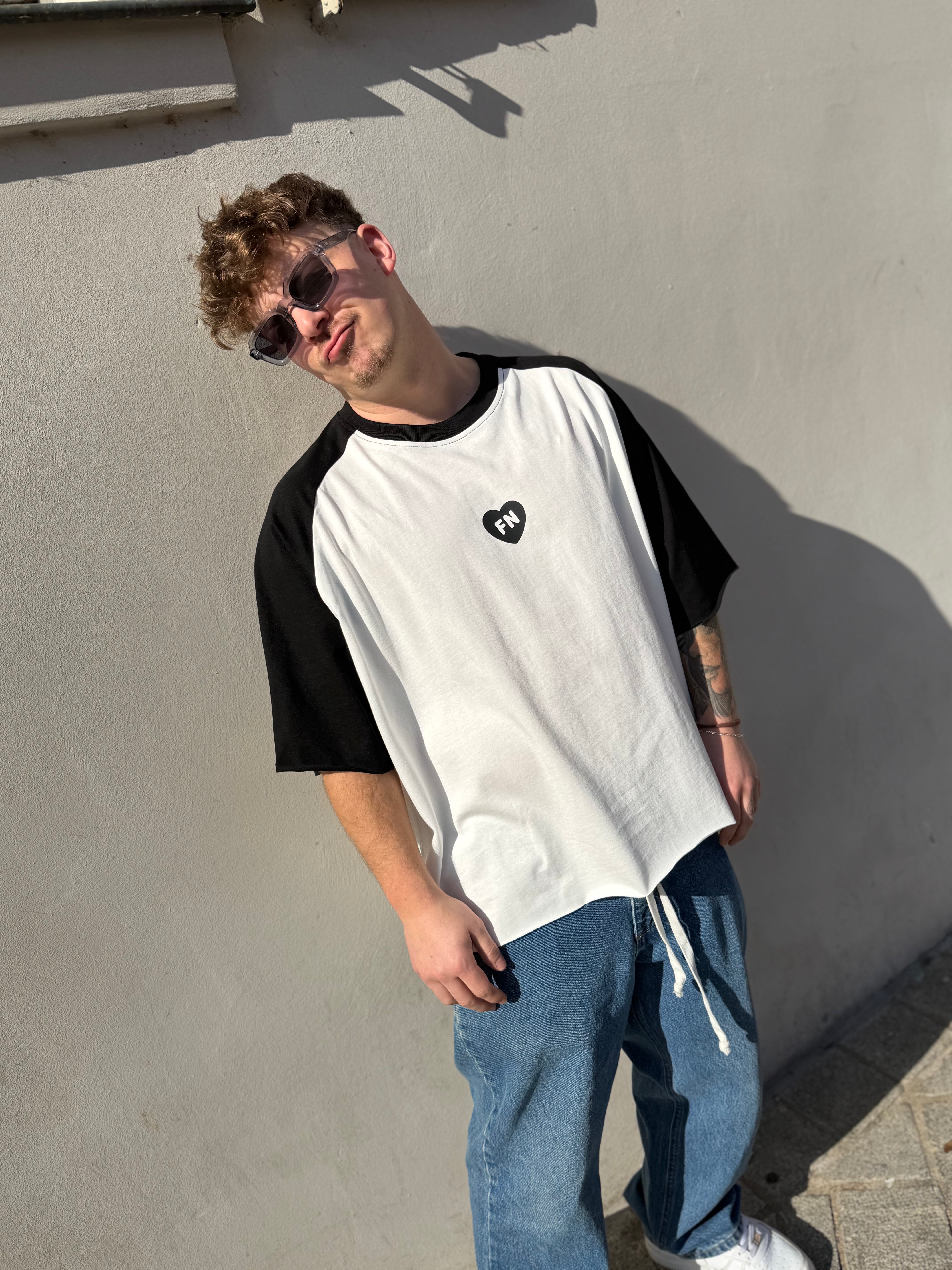 BE DIFFERENT - T-SHIRT