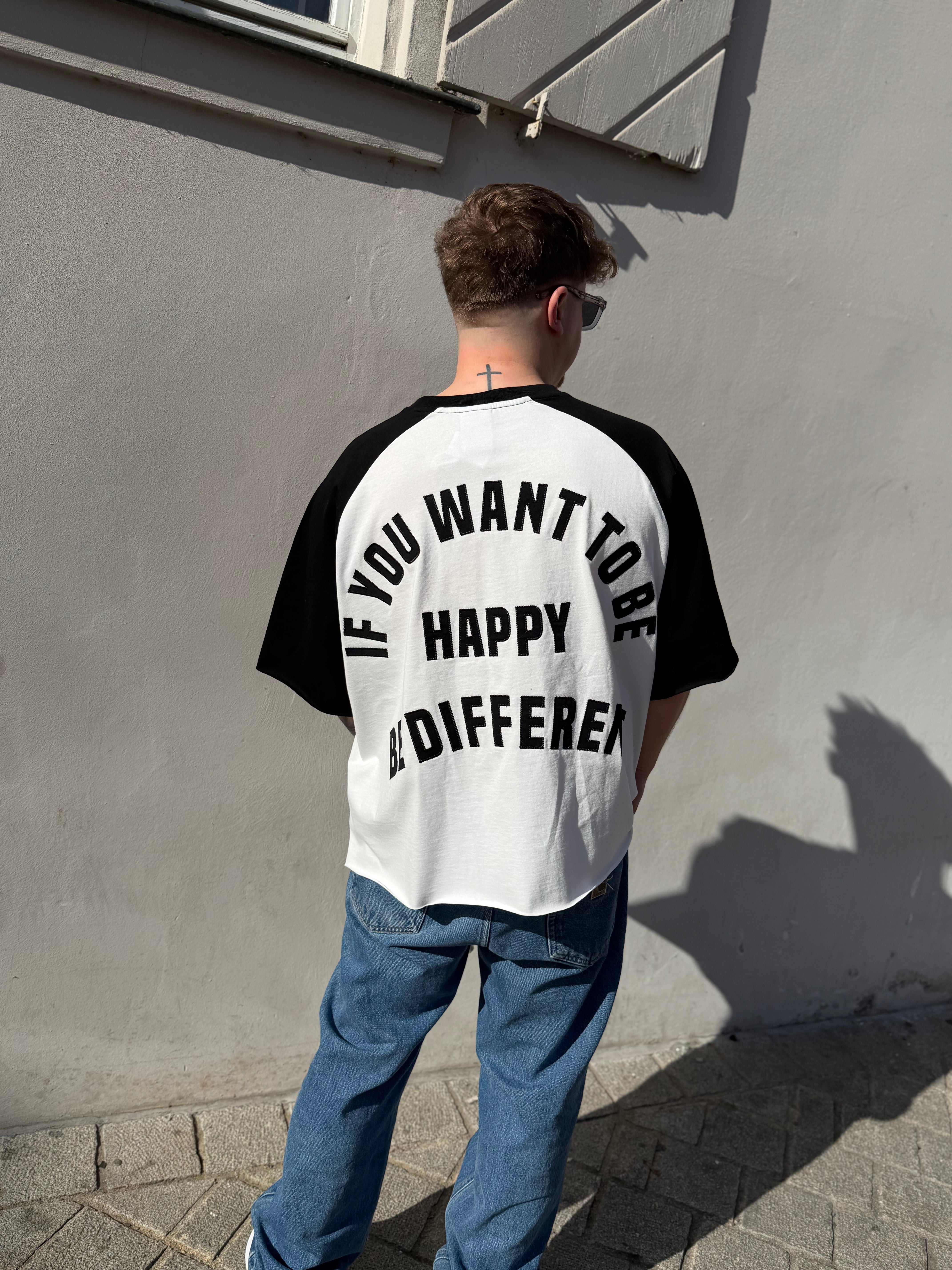 BE DIFFERENT - T-SHIRT