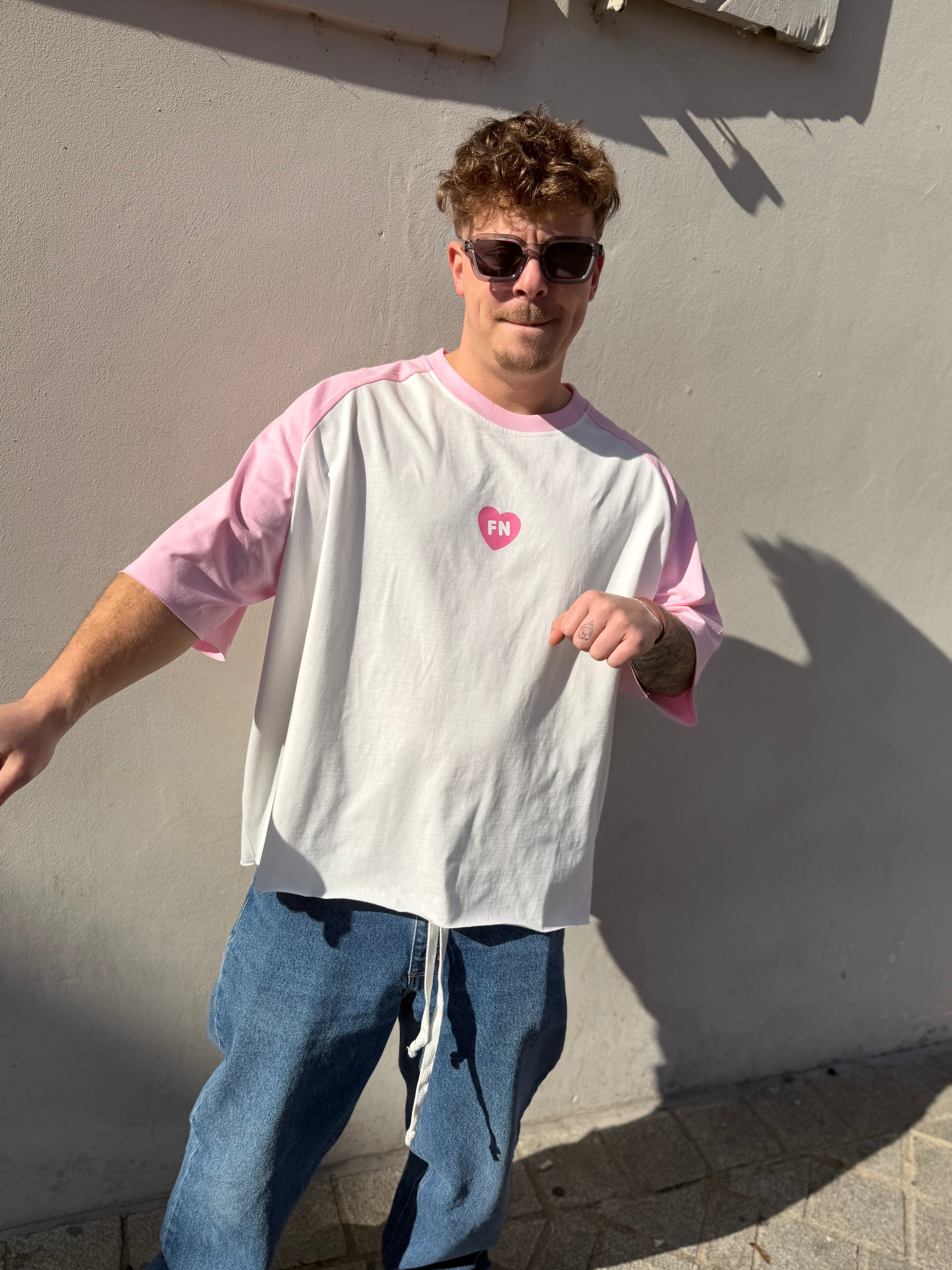 BE DIFFERENT - T-SHIRT