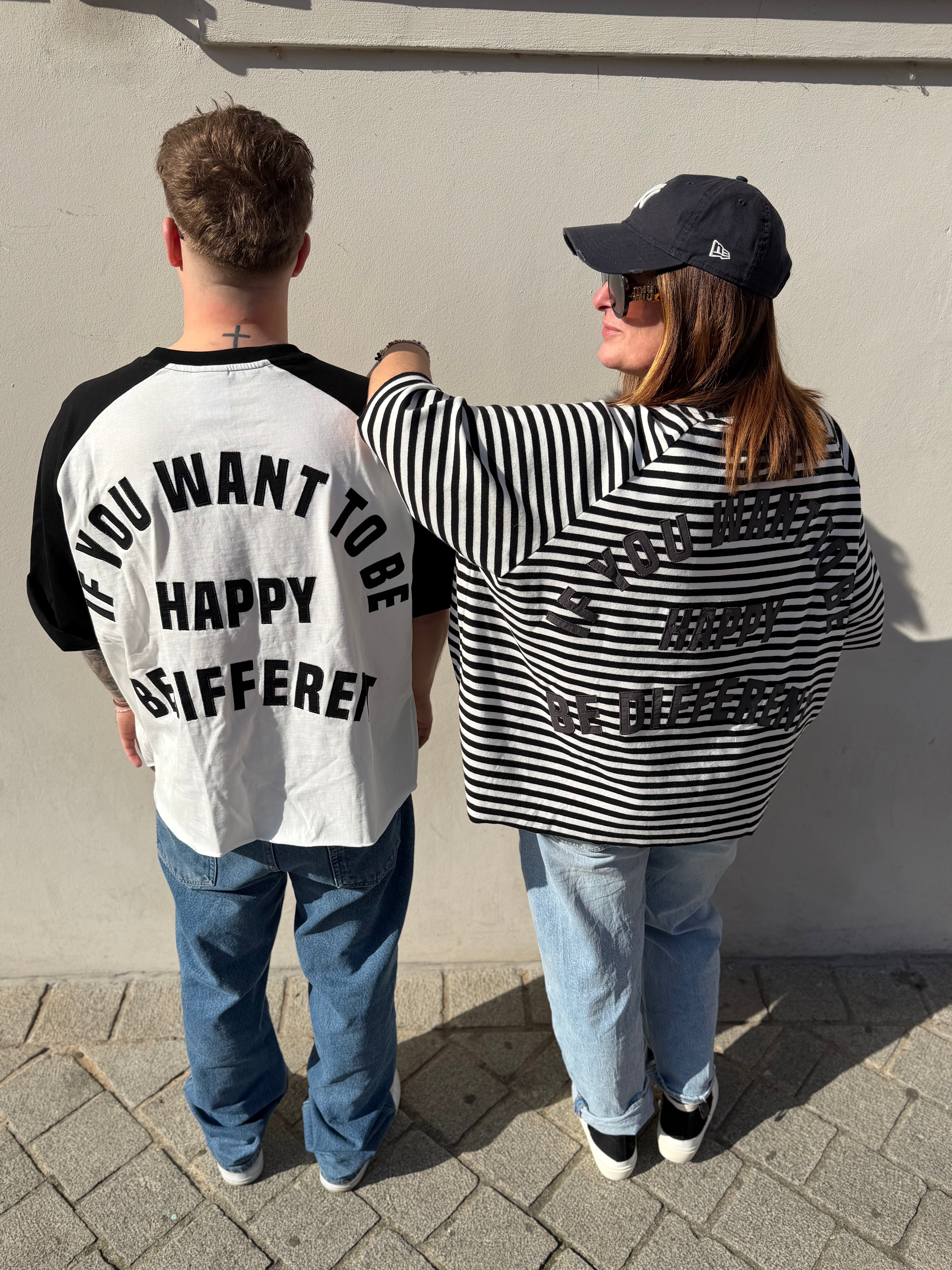 BE DIFFERENT - T-SHIRT