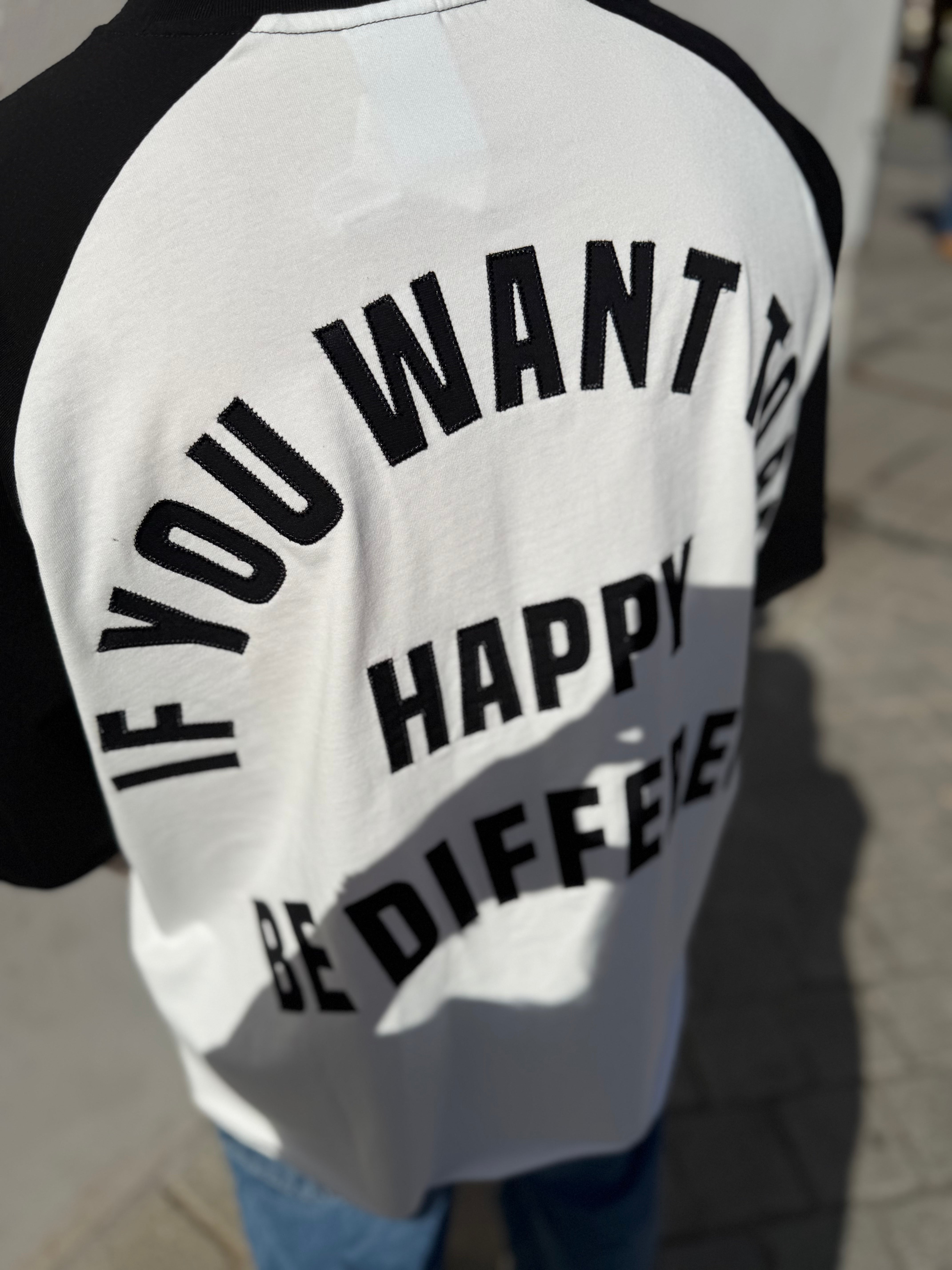 BE DIFFERENT - T-SHIRT
